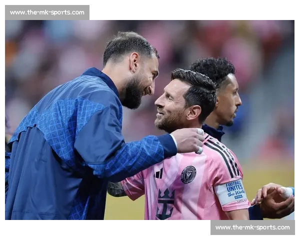 登贝莱晒照致敬梅西：传奇同框，足坛精神的代际传承