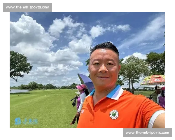 苏超球员海底捞兼职获赞：赛场与职场的励志双面人生