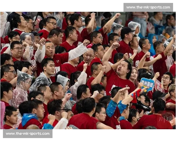 扔掉小马扎！跨省球迷夜奔 300 公里 “潜入” 苏超现场